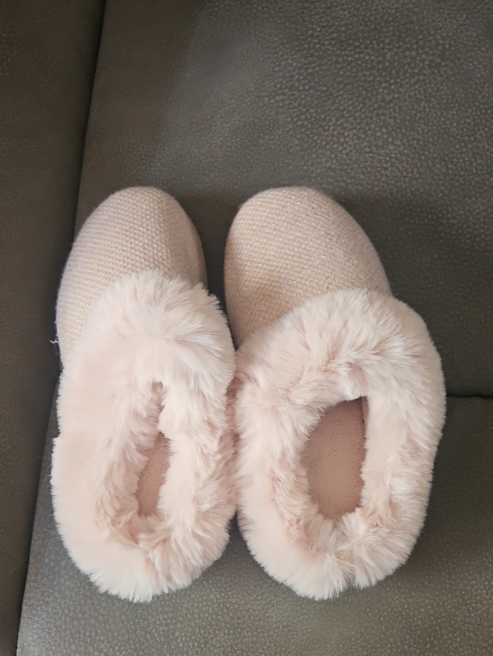 isotoner Women's Plush Faux-Fur Slippers - Light Pink